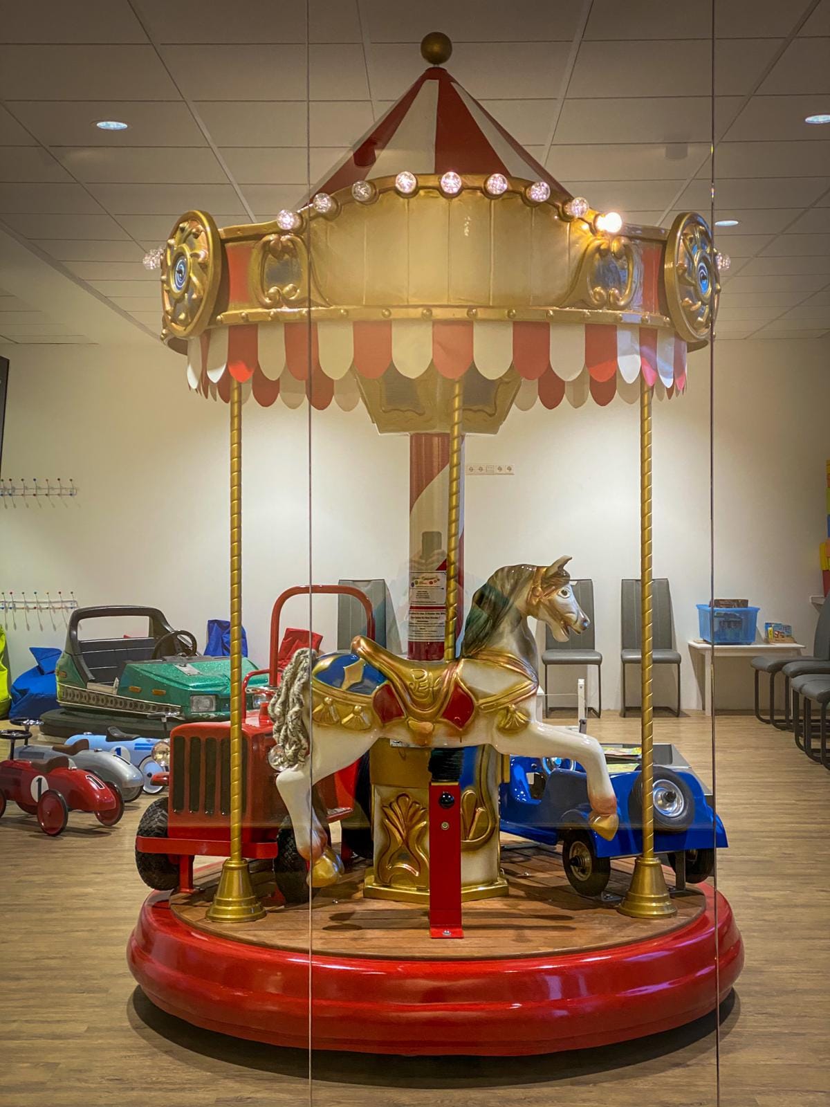 Unser Wartezimmer ist kinderfreundlich gestaltet und bietet eine fröhliche Atmosphäre.